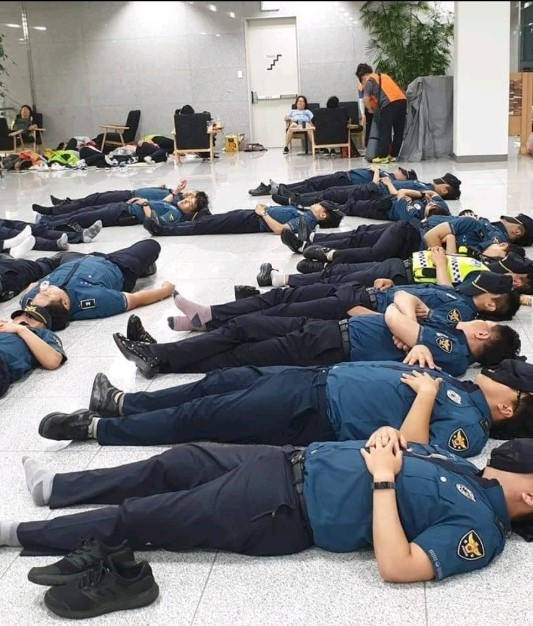 한국도로공사 톨게이트 요금수납원과 민주노총 본사 점거 농성장에 투입된 경찰들이 콘크리트 맨바닥에서 쪽잠을 자고 있는 모습. 경찰인권센터 페이스북 캡처