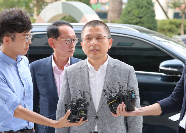 자유한국당 황교안 대표가 패스트트랙 충돌 사건 관련 조사를 받기 위해 1일 오후 서울 양천구 남부지검에 출석하고 있다. 연합뉴스