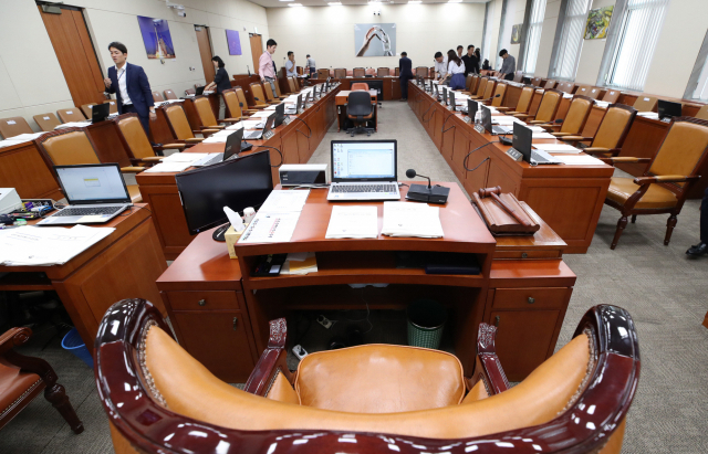 국정감사를 하루 앞둔 이달 1일 오후 국회 과학기술정보방송통신위원회 회의실에서 관계자들이 준비를 하고 있다. 연합뉴스
