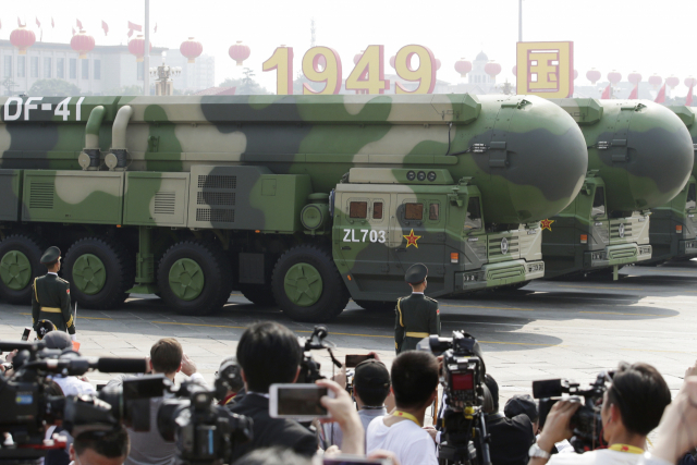 1일 중국 건국 70주년 국경절을 맞아 베이징에서 열린 열병식에서 대륙간탄도미사일(ICBM) 