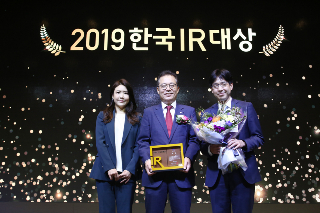 서울 여의도 글래드 호텔에서 열린 시상식에서 이규원 SK머티리얼즈 경영관리본부장(가운데)이 기념패를 받았다. SK머티리얼즈 제공