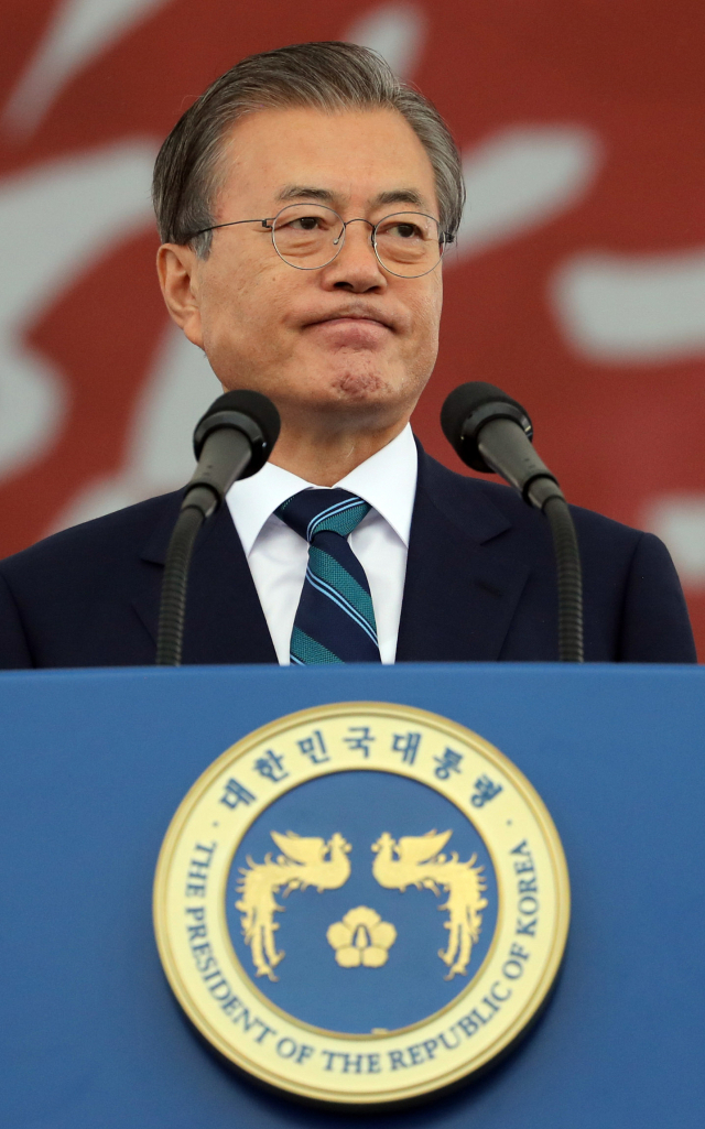 문재인 대통령이 1일 대구 공군기지에서 열린 국군의 날 행사에서 기념사를 하고 있다. 연합뉴스