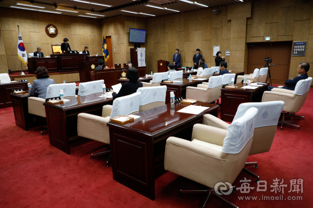 2일 대구 동구의회 본회의장에서 한국당 소속 의원이 불참한 가운데 의장 불신임 결의안에 대한 안건 처리가 진행되고 있다. 우태욱 기자 woo@imaeil.com