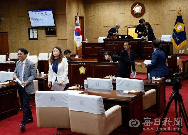 2일 대구 동구의회 본회의장에서 의장 불신임 결의안이 가결된 후 의원들이 회의장을 나가고 있다. 우태욱 기자 woo@imaeil.com