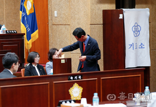 지난 2일 대구 동구의회 본회의장에서 의장 불신임 결의안에 대한 찬.반 투표가 진행되고 있다. 우태욱 기자 woo@imaeil.com
