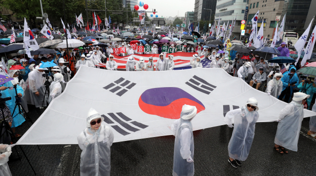 8월 15일 서울역 앞 세종대로에서 열린 태극기집회에서 참석자들이 정권 퇴진 구호를 외치고 있다. 연합뉴스