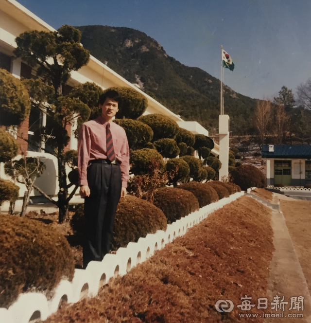1994년 김진화 씨가 자신의 모교인 군위 화수초교 교정에서 찍은 사진. 옛 군위화수초교 모습 뒤로 옥녀봉이 보인다. 독자 김진화 씨 제공.
