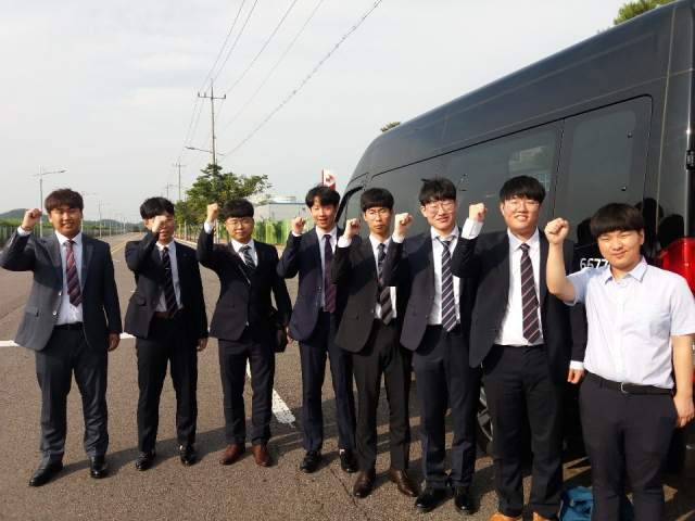 영남이공대 면접 차량지원 서비스를 이용한 재학생들이 파이팅을 외치고 있다. 영남이공대 제공
