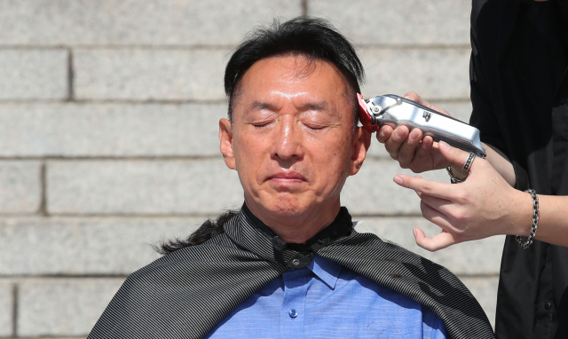 자유한국당 김석기 의원이 조국 법무부 장관 사퇴를 촉구하며 삭발을 하고 있다. 연합뉴스