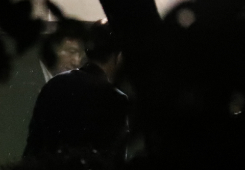조국 법무부 장관이 2일 오후 정부과천청사에서 신임 검사장들과 만찬 간담회를 마친 뒤 서울 서초구 방배동 자택으로 귀가하는 모습이 창문에 비치고 있다. 연합뉴스