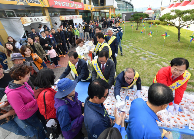 지난해 열린 반시축제에서 주요 내빈들이 감 나눠주기 행사를 벌이고 있다. 청도군 제공