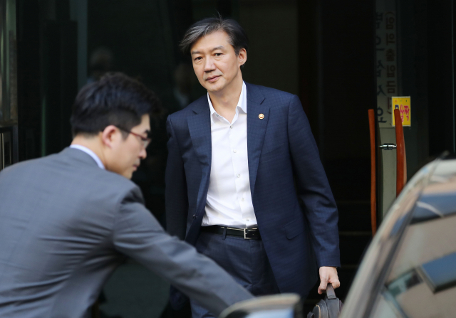 조국 법무부 장관이 4일 오전 출근을 위해 서초동 자택에서 나와 차에 오르고 있다. 연합뉴스