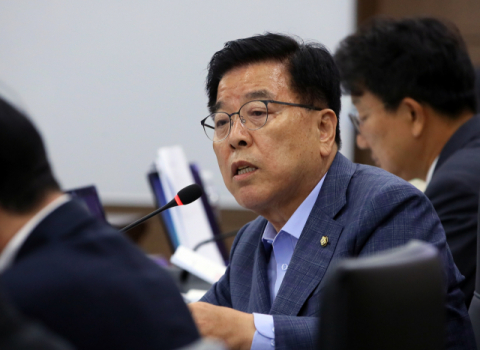 자유한국당 박명재 의원이 2일 세종시 정부세종청사 기획재정부에서 열린 국회 기획재정위원회 국정감사에서 홍남기 경제부총리에게 질의하고 있다. 연합뉴스