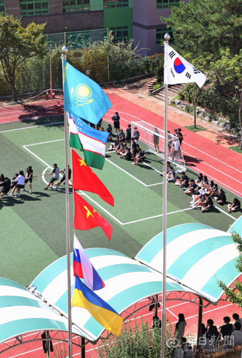 4일 대구 달성군 북동중학교 국기 게양대에 태극기를 비롯한 이 학교 다문화 재학생 국가의 국기 6개가 걸려 있다. 성일권 기자 sungig@imaeil.com