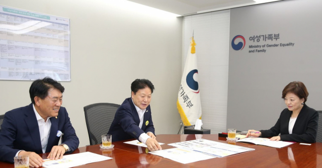 지난 6월 이병환(가운데) 성주군수와 구교강 성주군의회 의장이 진선미 여성가족부 장관에게 성주군어울림가족센터 설립 필요성을 설명하고 지원을 요청하고 있다. 성주군 제공