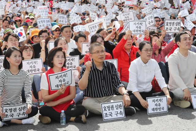 자유한국당 황교안 대표와 나경원 원내대표 등 당원들이 3일 오후 광화문 광장에서 열린 