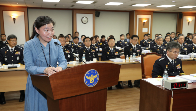 임은정 울산지검 부장검사가 4일 오후 서울 서대문구 경찰청에서 열린 국회 행정안전위원회의 경찰청 국정감사에 참고인으로 출석해 더불어민주당 이재정 의원의 질의에 답하고 있다. 연합뉴스