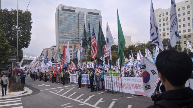검찰개혁 촛불집회에 대응해 조국 장관 사퇴를 촉구를 주장하며 우리공화당과 자유연대 등 보수세력이 5일 서초동에서 맞불집회를 펼쳤다. 온라인 커뮤니티