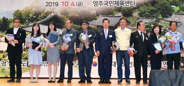 제23회 경상북도 노인의 날 기념식 수상자들이 한자리에 모여 기념촬영을 하고 있다. 경북도 제공
