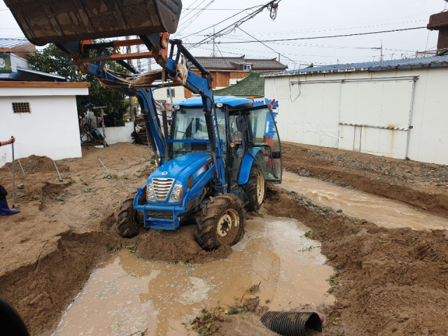 영덕군 병곡면 백석리에 이달 2일과 3일 태풍 미탁 폭우와 함께 토사가 밀려와 마을 곳곳에 침수와 토사 피해가 발생했다. 주민들은 철도부지에서 흘러내린 토사 때문에 이번 태풍 피해가 발생했다고 주장하고 있다. 마을 안길 수십㎝나 쌓인 토사를 복구 차량이 퍼내고 있다.영덕군 제공