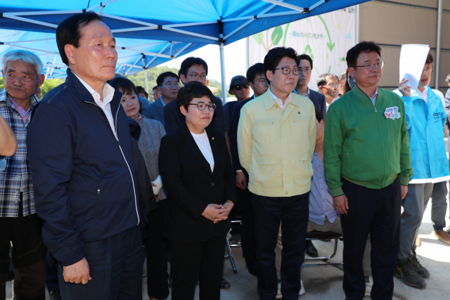 지난 6월 조명래 환경부 장관과 이철우 경북지사, 임이자 자유한국당 국회의원, 김주수 의성군수, 마을 주민이 의성군 단밀면 생송리 ㈜한국환경산업개발 폐기물 처리 현장을 살펴보고 있다. 의성군 제공