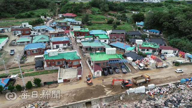 태풍 미탁으로 토사가 덮친 경북 영덕군 병곡면 백석리에서 태풍 직후 물이 빠진 후 장비들이 토사를 걷어내고 있다. 영덕군 제공