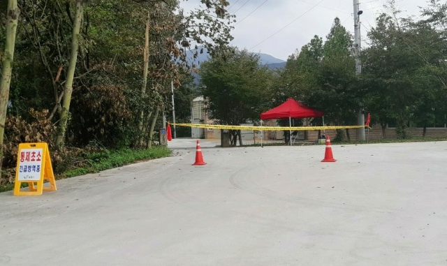 6일 오전 충남 보령시 천북면 한 양돈농장에서 아프리카 돼지열병(ASF) 의심신고가 접수된 가운데 농장 출입이 전면 차단됐다. 연합뉴스