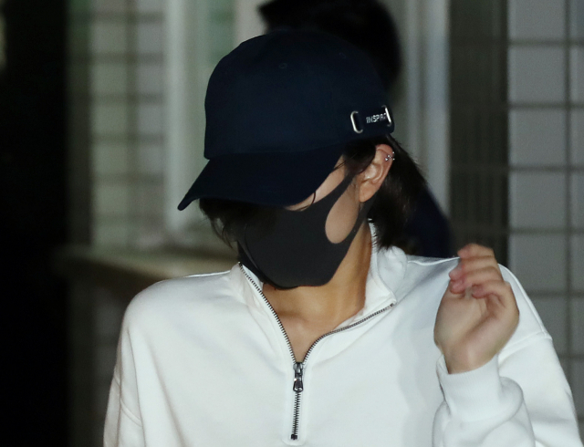 변종 대마를 밀반입하려다가 공항에서 적발된 홍정욱 전 한나라당(자유한국당의 전신) 의원의 딸(18)이 지난 달 30일 오후 인천시 미추홀구 학익동 인천구치소에서 밖으로 나서고 있다. 홍 양은 이날 마약류 관리에 관한 법률 위반 혐의로 구속 전 피의자심문(영장실질심사)을 받았으나 구속 영장이 기각돼 석방됐다. 연합뉴스