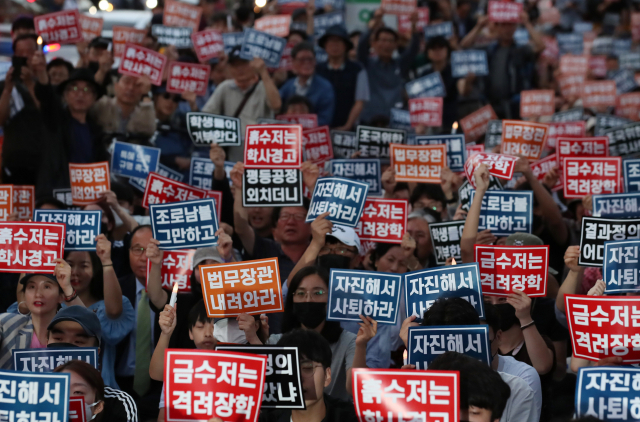 전국대학생연합 주최로 3일 오후 서울 종로구 대학로 마로니에공원 앞에서 열린 조국 법무장관 사퇴 촉구 촛불집회 참가자들이 LED 촛불과 함께 손팻말을 들어보이고 있다. 연합뉴스