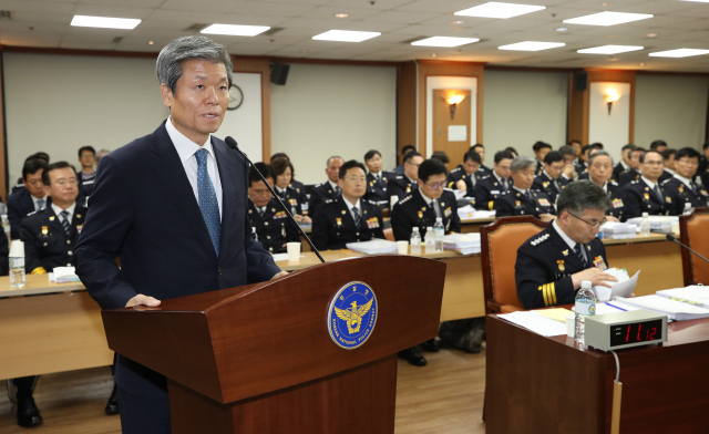 이세민 전 경무관이 4일 오후 서울 서대문구 경찰청에서 열린 국회 행정안전위원회의 경찰청 국정감사에 참고인으로 출석해 더불어민주당 이재정 의원의 질의에 답하고 있다. 연합뉴스