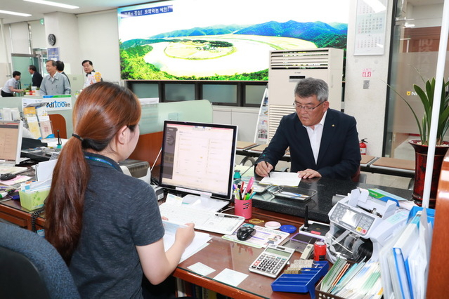 김학동 예천군수가 지난 7월 NH농협은행 예천군청출장소에서 1차로 발행한 예천사랑상품권을 구매했다. 예천군 제공