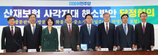 더불어민주당 이인영 원내대표(왼쪽 네번째), 조정식 정책위의장, 이재갑 고용노동부 장관(오른쪽 세번째) 등 참석자들이 7일 오전 국회 의원회관에서 열린 방문판매원·방문교사·화물차주·중소기업사업주(1인 자영업자 포함) 등 