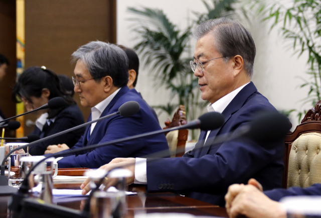 문재인 대통령이 7일 오후 청와대에서 열린 수석·보좌관회의에서 발언을 마친 뒤 잠시 생각에 잠겨 있다. 연합뉴스