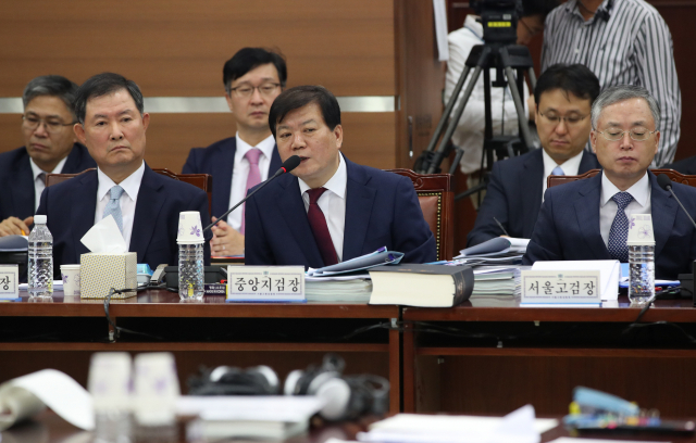 배성범 서울중앙지검장이 7일 오후 서울 서초동 서울고등검찰청에서 열린 국회 법제사법위원회의 서울고검, 서울중앙지검 등에 대한 국감에서 조국 법무부 장관 일가 수사와 관련한 질의에 답하고 있다. 연합뉴스