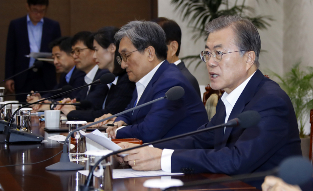 문재인 대통령이 7일 오후 청와대에서 열린 수석·보좌관회의에서 발언하고 있다. 연합뉴스
