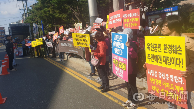 안동시가 추진하는 장기미집행 도시계획 시설에 대한 시민들의 반대 여론이 이어지고 있다. 8일 안동시청 앞에서 시민운동장 우회도로 반대대책위와 옥현공원 아파트신축반대대책위 등이 집회를 열었다. 엄재진 기자