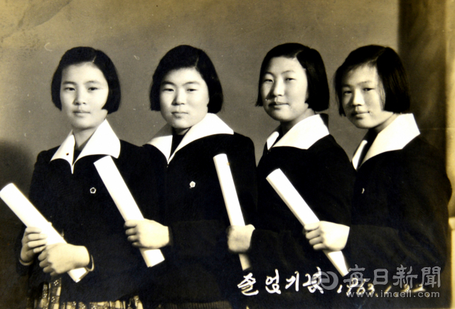 독자 최순자 씨와 날라리 친구들의 1963년 충남 천안여중 졸업식 후 기념사진. 최순자 씨 제공