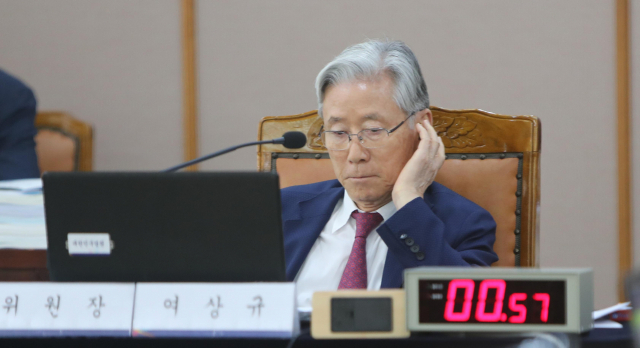 8일 열린 국회 법제사법위원회 국감장에서 사회를 진행하고 있는 여상규 법사위원장. 연합뉴스