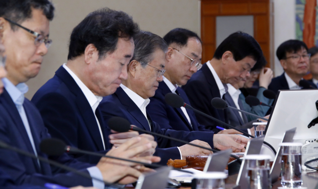 문재인 대통령이 8일 오전 청와대에서 열린 국무회의를 주재하고 있다. 연합뉴스