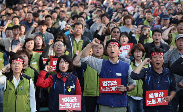 영남대의료원 고공농성 100일째를 맞아 8일 오후 대구 남구 영남대의료원 정문 앞 도로에서 열린 