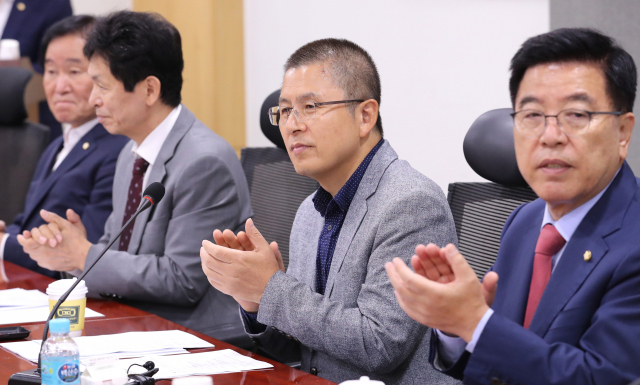 자유한국당 황교안 대표(왼쪽 세번째)가 8일 오전 국회 의원회관에서 열린 