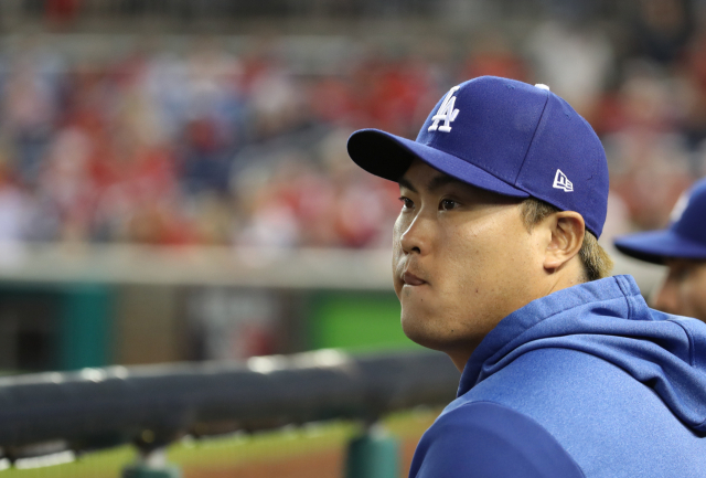 8일(한국시간) 미국 워싱턴 D.C. 내셔널스파크에서 열린 미국프로야구 메이저리그(MLB) 내셔널리그 디비전시리즈 4차전 로스앤젤레스 다저스와 워싱턴 내셔널스의 경기를 류현진이 더그아웃에 앉아 지켜보고 있다. 연합뉴스