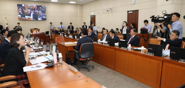 우리공화당 조원진 의원(오른쪽)이 8일 국회에서 열린 행정안전위원회의 인사혁신처 국정감사에서 조국 법무부 장관 호칭을 둘러싼 여야 의원들의 설전 도중 더불어민주당 이재정 의원(왼쪽)이 