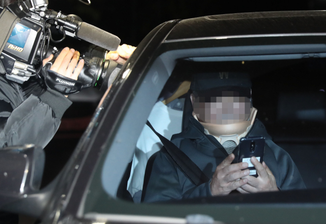 조국 법무부 장관 가족이 운영해온 학교법인 웅동학원 관련 비리 의혹을 받는 조 장관 남동생 조모씨가 9일 오전 구속영장이 기각되자 대기하고 있던 의왕시 서울구치소를 나서고 있다. 연합뉴스