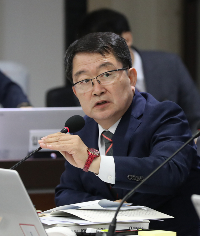 7일 오전 경기도 과천시 방위사업청에서 열린 국회 국방위원회 국정감사에서 자유한국당 백승주 의원이 질의하고 있다. 연합뉴스