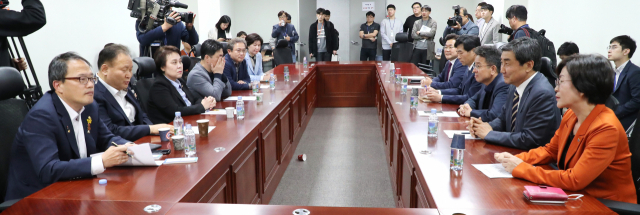 9일 오후 국회 의원회관에서 더불어민주당 검찰개혁특위 전체회의에서 박주민(왼쪽), 김상희(오른쪽) 공동위원장이 위원들과 대화하고 있다. 연합뉴스