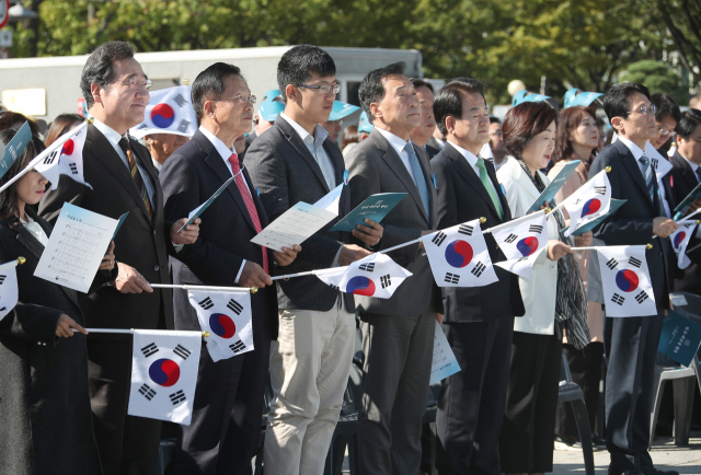 이낙연 국무총리와 바른미래당 손학규 대표, 민주평화당 정동영 대표, 정의당 심상정 대표, 정의당 윤소하 원내대표가 9일 오전 서울 광화문광장에서 열린 573돌 한글날 경축식에서 한글날 노래를 부르고 있다. 연합뉴스