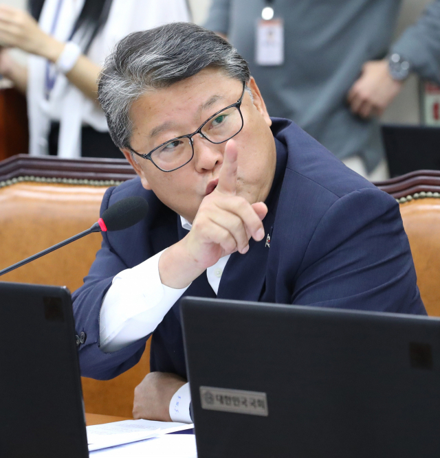 2일 오후 속개된 국회 행정안전위원회의 행정안전부 국정감사에서 우리공화당 조원진 의원이 질의하고 있다. 연합뉴스