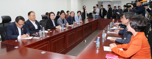 9일 오후 국회 의원회관에서 더불어민주당 검찰개혁특위 전체회의에서 박주민(왼쪽), 이상민(왼쪽 두번째), 김상희(오른쪽) 공동위원장이 위원들과 대화하고 있다. 연합뉴스