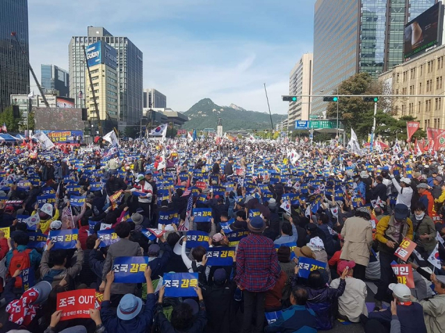 9일 오후 서울 광화문광장과 세종대로 일대에서 범보수단체 주최로 열린 